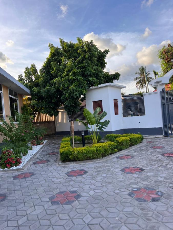 Haika Home Lodge Dar es Salaam Esterno foto